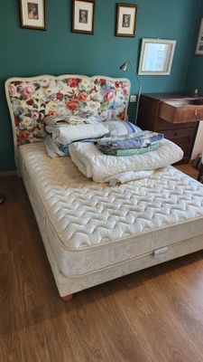 un lit sur lequel est posé un matelas dans une pièce