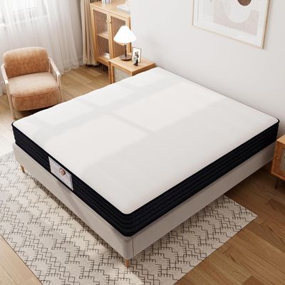 un matelas posé à même le sol dans la chambre