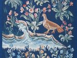tapisserie représentant des oiseaux et des fleurs sur fond bleu