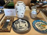une table sur laquelle se trouvent de nombreux objets différents