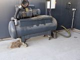 un compresseur d'air posé au milieu d'une pièce