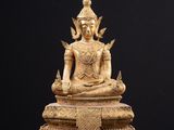une image représentant une statue d'une personne assise sur une table