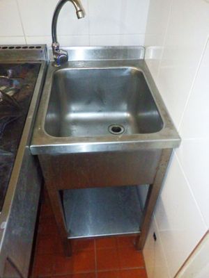 un évier et une cuisinière dans une petite pièce