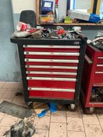 Une servante d'atelier roulante de marque JBM, à sept tiroir…