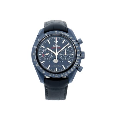 gros plan d'une montre sur fond blanc
