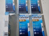 Quatre brosses à dents Clearblue sont posées sur un plan de travail.