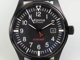 une image d'un gros plan d'une montre-bracelet sur une surface blanche