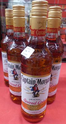 Six bouteilles de Captain Morgan's Spice sont posées sur une table