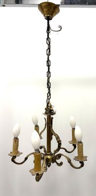un lustre à cinq lumières suspendu au plafond