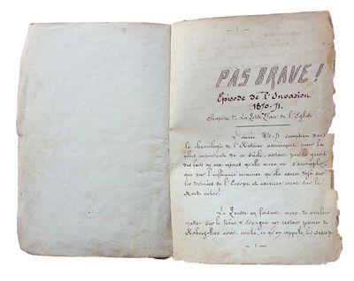un vieux livre sur lequel on voit des inscriptions sur fond blanc