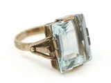 une image d'une bague avec une pierre en topaze bleue
