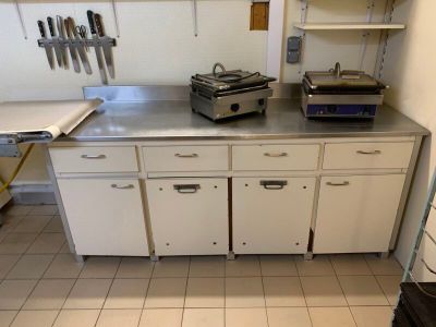 une cuisine équipée de placards blancs et d'une cuisinière