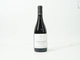 une bouteille de vin posée sur une table