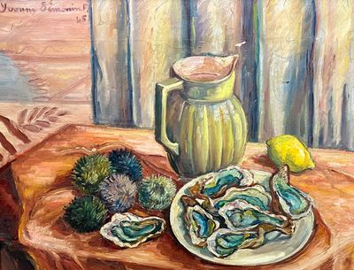 un tableau représentant une assiette d'huîtres et un pichet posés sur une table