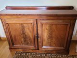 une armoire en bois surmontée d'un miroir