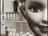 une photo en noir et blanc d'une affiche de cinéma