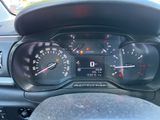 un gros plan sur le tableau de bord d'une voiture avec un compteur de vitesse