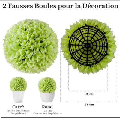 deux vases ornés de fleurs vertes et d'une toile d'araignée
