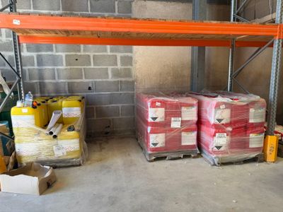 de nombreuses caisses de denrées alimentaires empilées sur des palettes dans un entrepôt