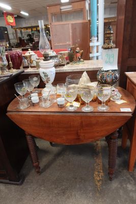 une petite table sur laquelle sont posés de nombreux verres