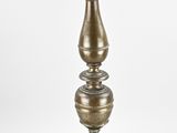 une lampe de table ancienne en laiton, surmontée d'un abat-jour blanc