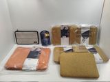 many items that are sitting on a table
