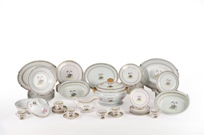 plusieurs assiettes et bols posés sur une table