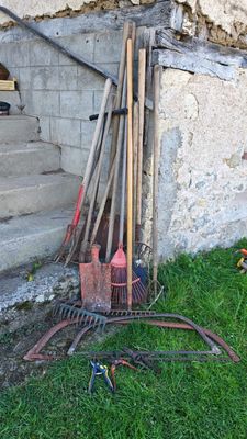 Divers outils de jardin LOT A RETIRER SUR RENDEZ-VOUS SUR LA…