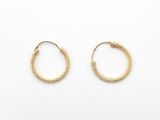 une paire de boucles d'oreilles en or sur fond blanc