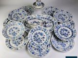de nombreuses assiettes et bols bleus et blancs sur la table