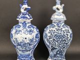 paire de vases bleus et blancs ornés d'oiseaux et de fleurs