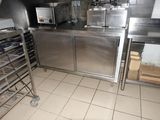 une grande cuisine en inox avec beaucoup de plans de travail