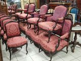 un grand nombre de chaises dans une pièce