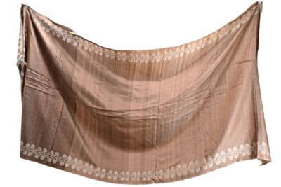 une photo d'une écharpe marron suspendue à une corde à linge