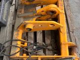 an image of a couple of jacks sitting on top of a pallet