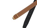 une ceinture noire et fauve avec une boucle dorée sur fond blanc