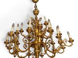 un grand lustre en laiton à huit branches et huit lumières
