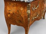 une image d'une commode à dessus en marbre