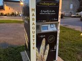 une machine qui se trouve sur le bord de la route