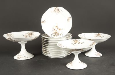 beaucoup d'assiettes et de bols posés sur une table