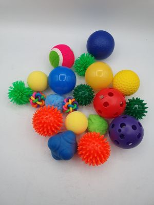 de nombreuses boules de différentes couleurs et des boules sur la table