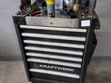 un chariot à outils sur lequel sont posés de nombreux outils