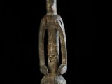 un gros plan sur la statue d'une personne assise sur une chaise