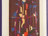 tableau représentant des formes abstraites, encadré de violet, accroché à un mur blanc