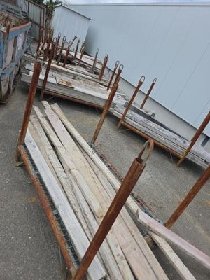 de nombreux morceaux de bois posés par terre à côté d'un camion