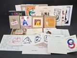 de nombreux types de cartes et d'enveloppes sur la table