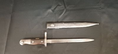 deux couteaux posés l'un à côté de l'autre sur une table