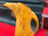 un pichet jaune posé sur une table rouge