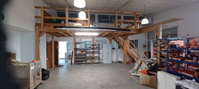 une photo d'un entrepôt avec un escalier menant au deuxième étage
