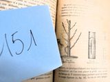 un bout de papier posé sur un livre sur lequel est collé un autocollant